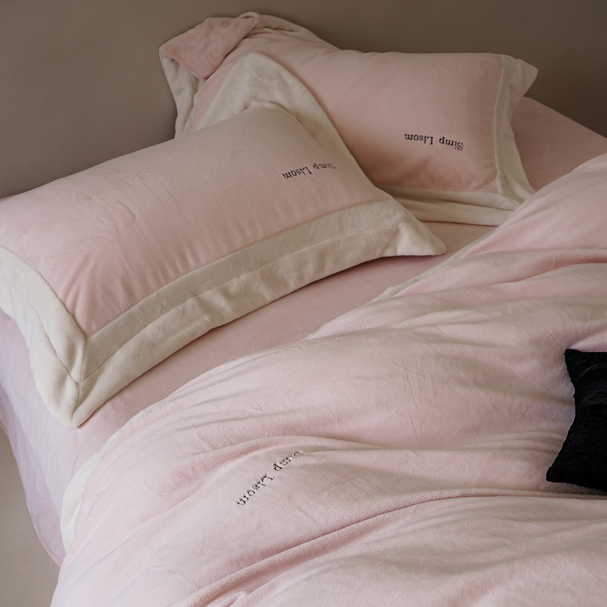 91家纺网 家纺一手货源 找家纺 简纯主义 2025新款270g全消光全工艺奶芙绒四件套-赫尔曼系列 【控价】：日常店铺券后价格：358/398 赫尔曼粉