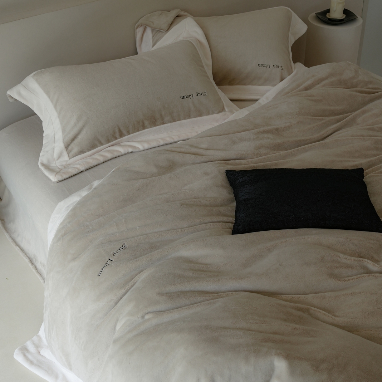 91家纺网 家纺一手货源 找家纺 简纯主义 2025新款270g全消光全工艺奶芙绒四件套-赫尔曼系列 【控价】：日常店铺券后价格：358/398 赫尔曼灰