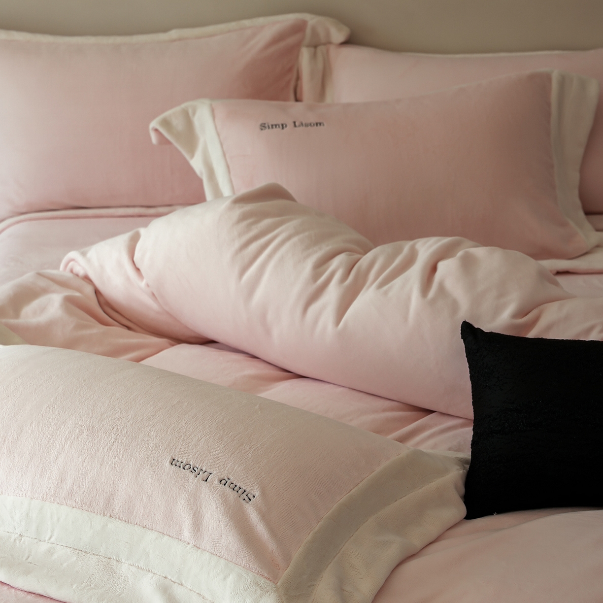 91家纺网 家纺一手货源 找家纺 简纯主义 2025新款270g全消光全工艺奶芙绒四件套-赫尔曼系列 【控价】：日常店铺券后价格：358/398 赫尔曼粉