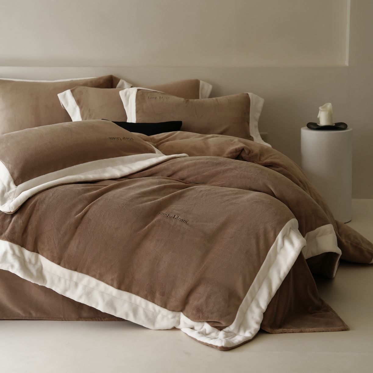 91家纺网 家纺一手货源 找家纺 简纯主义 2025新款270g全消光全工艺奶芙绒四件套-赫尔曼系列 【控价】：日常店铺券后价格：358/398 赫尔曼咖