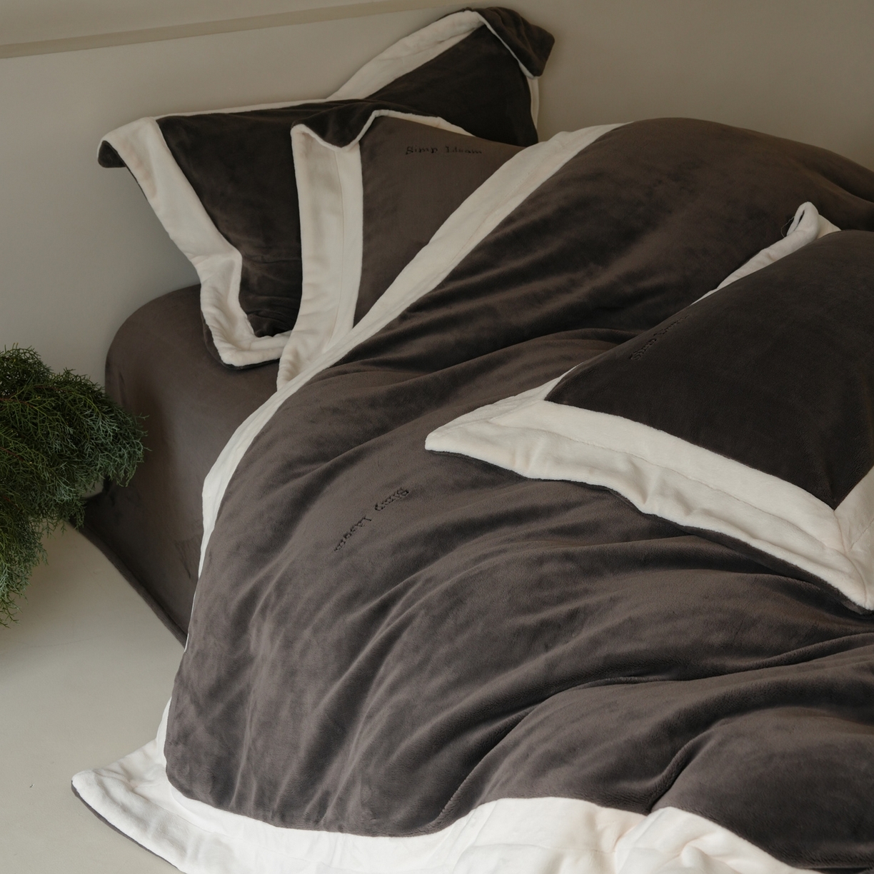 91家纺网 家纺一手货源 找家纺 简纯主义 2025新款270g全消光全工艺奶芙绒四件套-赫尔曼系列 【控价】：日常店铺券后价格：358/398 赫尔曼黑