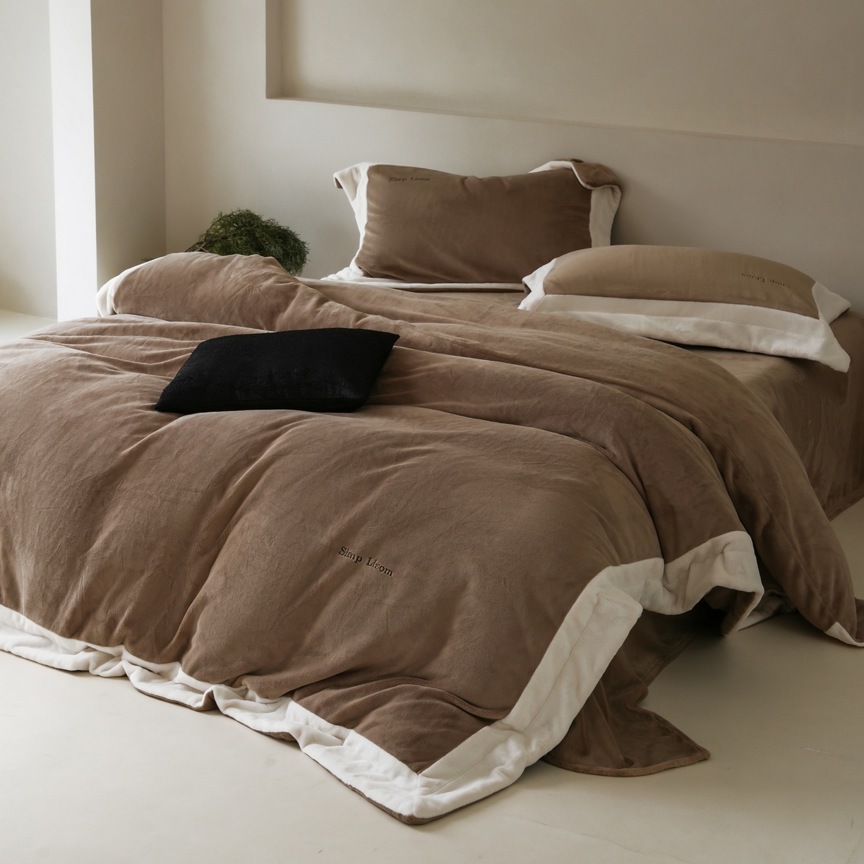 91家纺网 家纺一手货源 找家纺 简纯主义 2025新款270g全消光全工艺奶芙绒四件套-赫尔曼系列 【控价】：日常店铺券后价格：358/398 赫尔曼咖