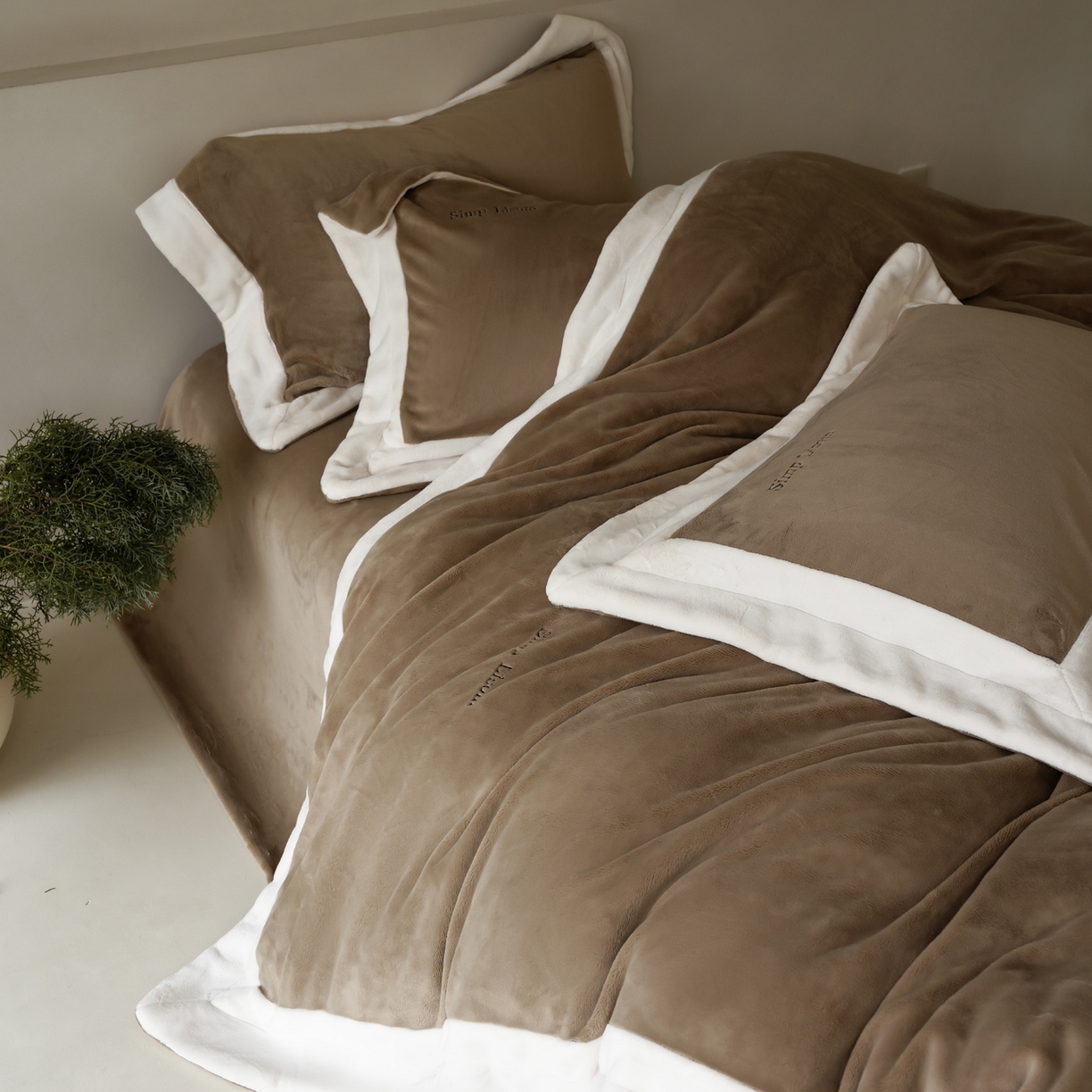 91家纺网 家纺一手货源 找家纺 简纯主义 2025新款270g全消光全工艺奶芙绒四件套-赫尔曼系列 【控价】：日常店铺券后价格：358/398 赫尔曼咖