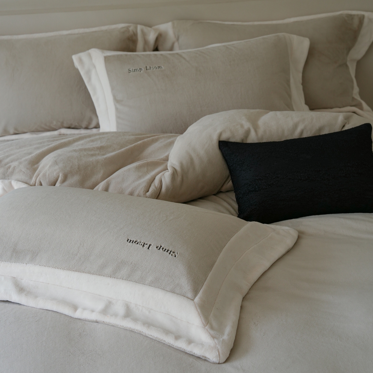 91家纺网 家纺一手货源 找家纺 简纯主义 2025新款270g全消光全工艺奶芙绒四件套-赫尔曼系列 【控价】：日常店铺券后价格：358/398 赫尔曼灰