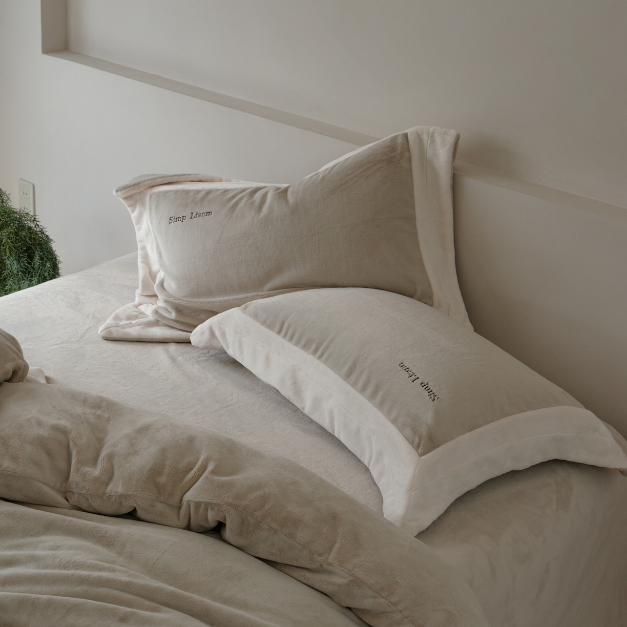 91家纺网 家纺一手货源 找家纺 简纯主义 2025新款270g全消光全工艺奶芙绒四件套-赫尔曼系列 【控价】：日常店铺券后价格：358/398 赫尔曼灰