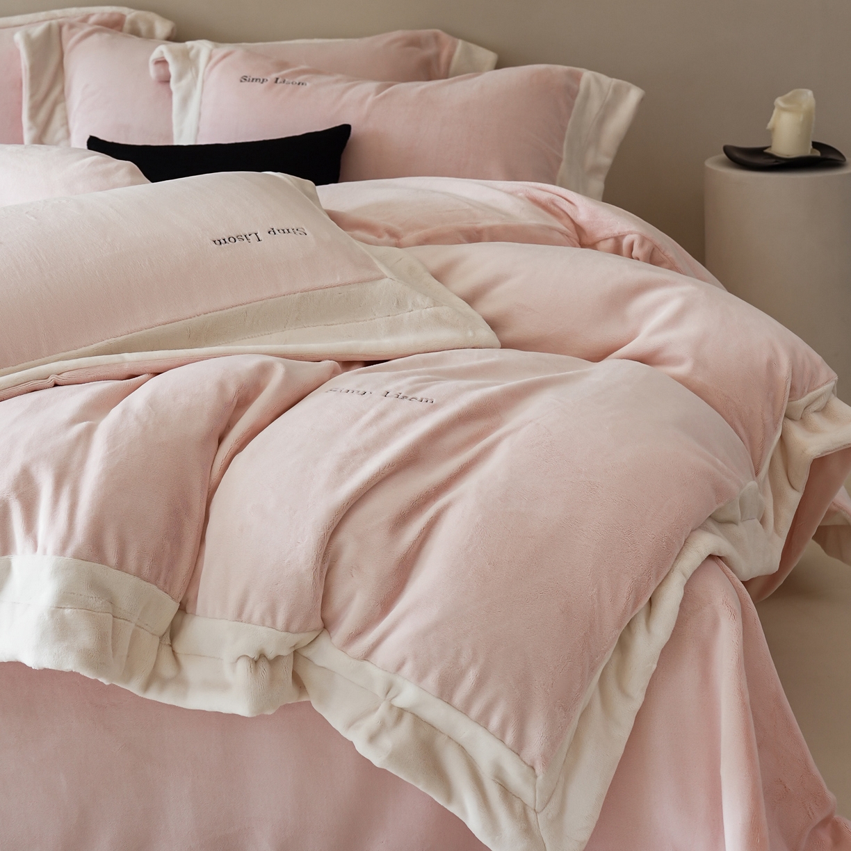 91家纺网 家纺一手货源 找家纺 简纯主义 2025新款270g全消光全工艺奶芙绒四件套-赫尔曼系列 【控价】：日常店铺券后价格：358/398 赫尔曼粉