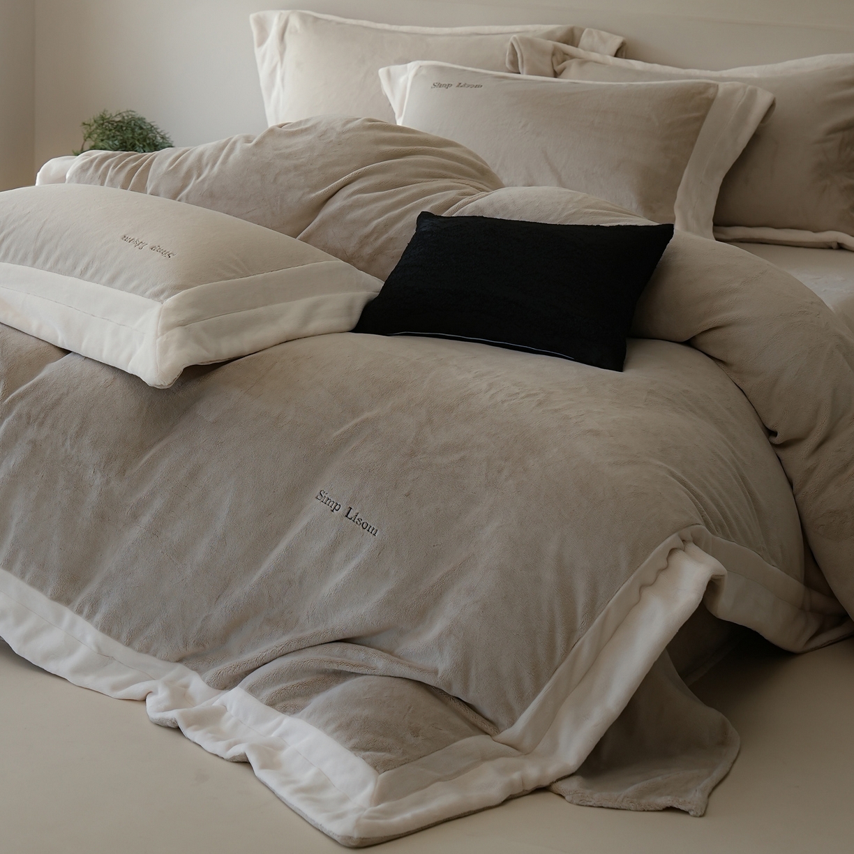 91家纺网 家纺一手货源 找家纺 简纯主义 2025新款270g全消光全工艺奶芙绒四件套-赫尔曼系列 【控价】：日常店铺券后价格：358/398 赫尔曼灰