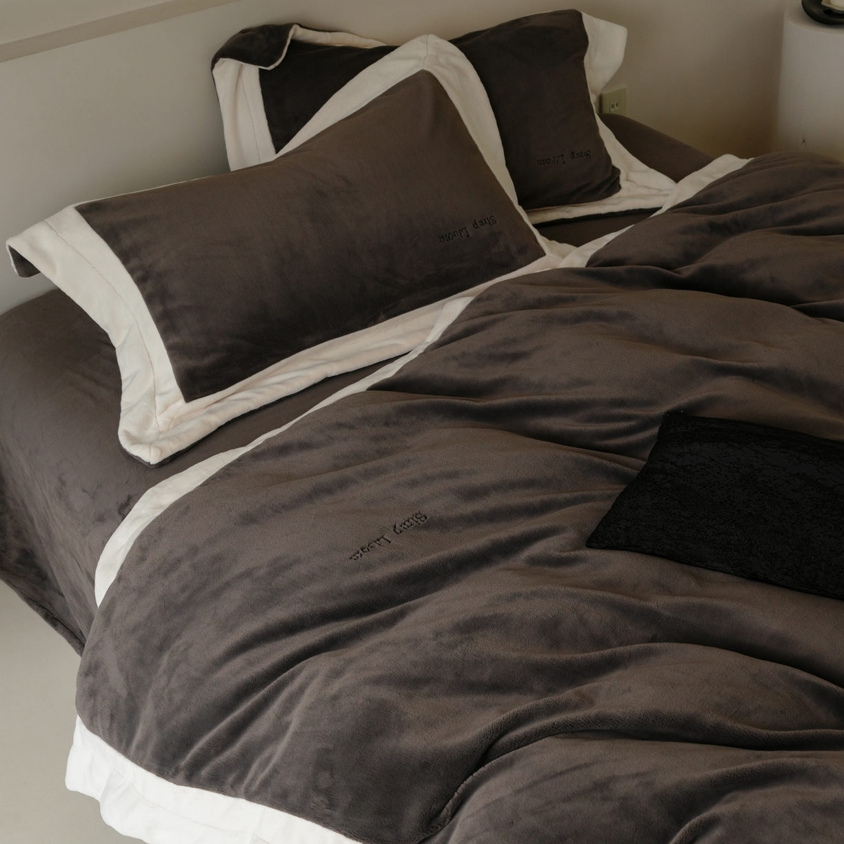 91家纺网 家纺一手货源 找家纺 简纯主义 2025新款270g全消光全工艺奶芙绒四件套-赫尔曼系列 【控价】：日常店铺券后价格：358/398 赫尔曼黑