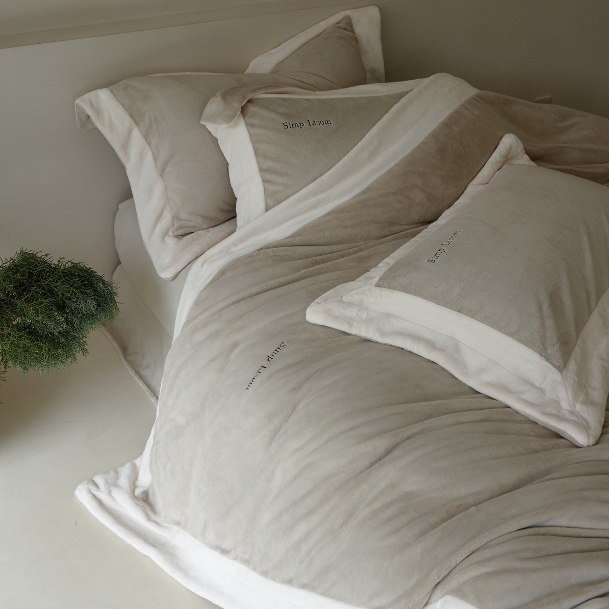 91家纺网 家纺一手货源 找家纺 简纯主义 2025新款270g全消光全工艺奶芙绒四件套-赫尔曼系列 【控价】：日常店铺券后价格：358/398 赫尔曼灰