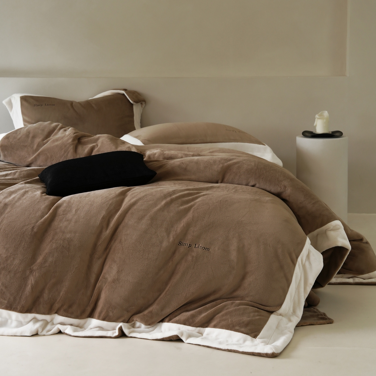 91家纺网 家纺一手货源 找家纺 简纯主义 2025新款270g全消光全工艺奶芙绒四件套-赫尔曼系列 【控价】：日常店铺券后价格：358/398 赫尔曼咖