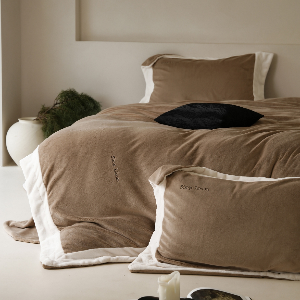 91家纺网 家纺一手货源 找家纺 简纯主义 2025新款270g全消光全工艺奶芙绒四件套-赫尔曼系列 【控价】：日常店铺券后价格：358/398 赫尔曼咖