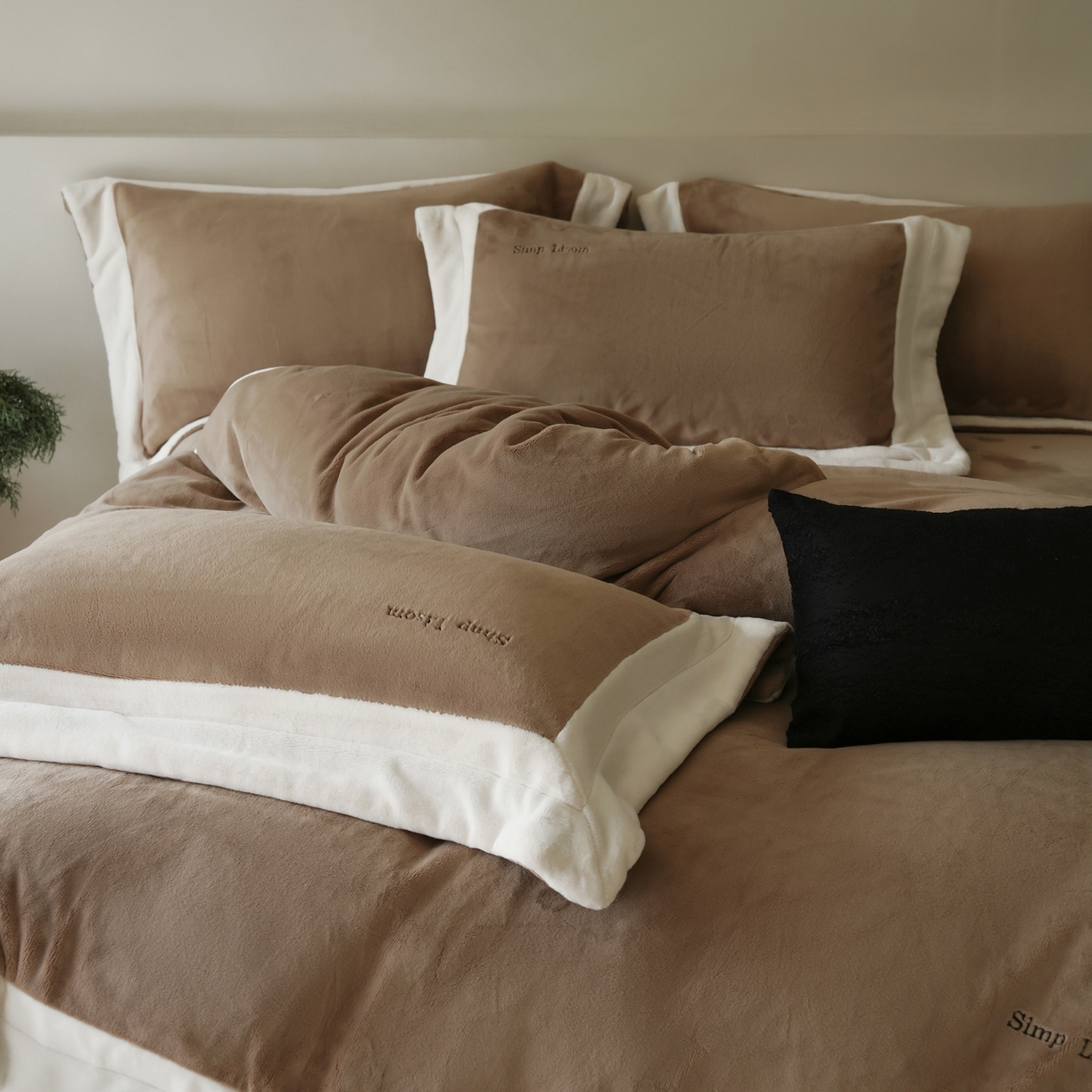 91家纺网 家纺一手货源 找家纺 简纯主义 2025新款270g全消光全工艺奶芙绒四件套-赫尔曼系列 【控价】：日常店铺券后价格：358/398 赫尔曼咖