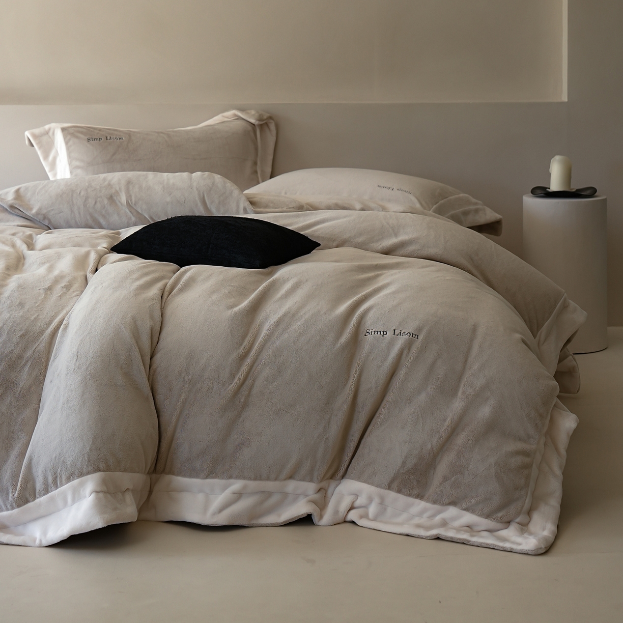 91家纺网 家纺一手货源 找家纺 简纯主义 2025新款270g全消光全工艺奶芙绒四件套-赫尔曼系列 【控价】：日常店铺券后价格：358/398 赫尔曼灰