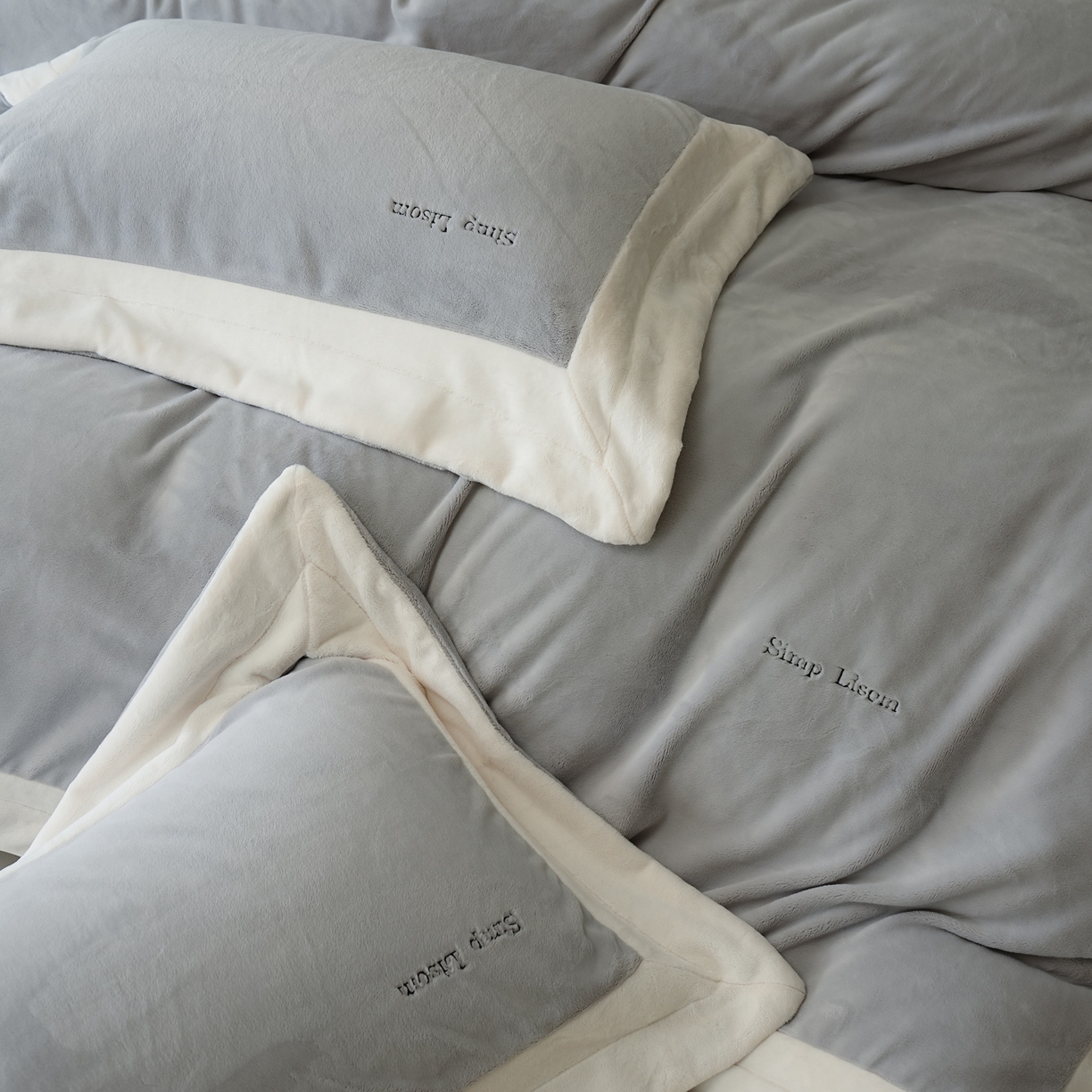 91家纺网 家纺一手货源 找家纺 简纯主义 2025新款270g全消光全工艺奶芙绒四件套-赫尔曼系列 【控价】：日常店铺券后价格：358/398 赫尔曼蓝