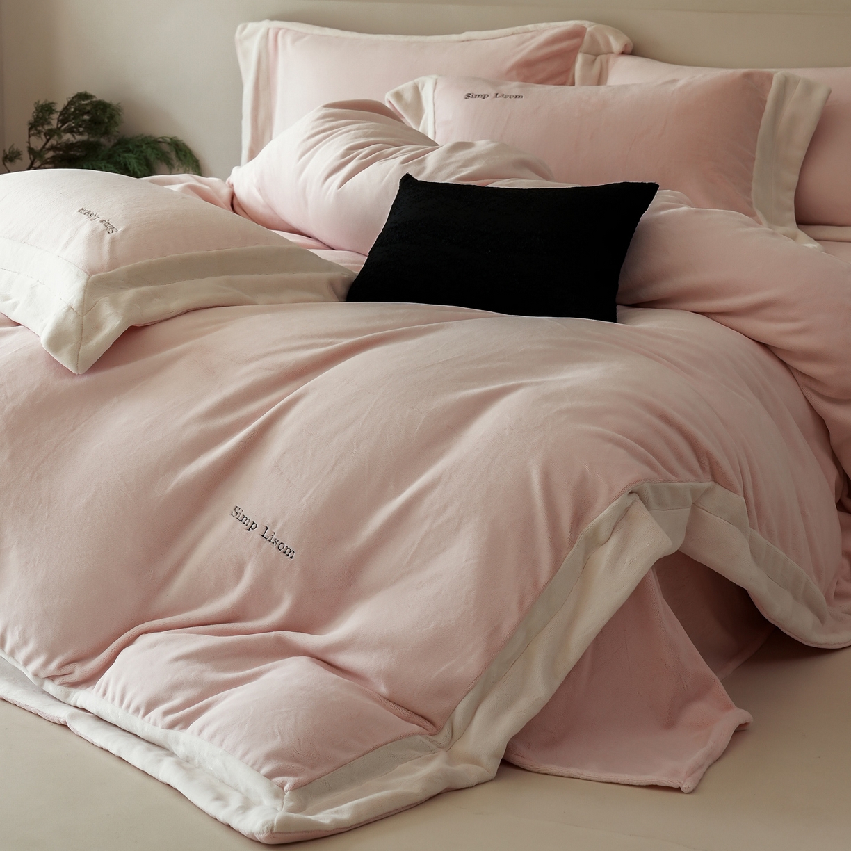 91家纺网 家纺一手货源 找家纺 简纯主义 2025新款270g全消光全工艺奶芙绒四件套-赫尔曼系列 【控价】：日常店铺券后价格：358/398 赫尔曼粉