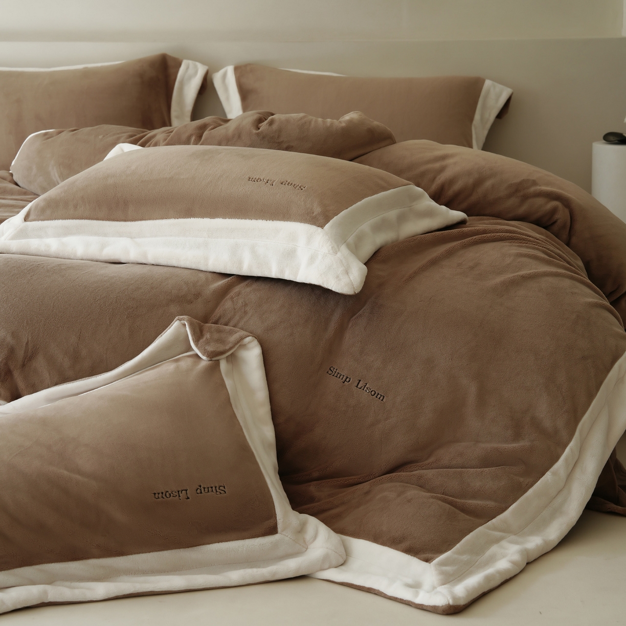 91家纺网 家纺一手货源 找家纺 简纯主义 2025新款270g全消光全工艺奶芙绒四件套-赫尔曼系列 【控价】：日常店铺券后价格：358/398 赫尔曼咖