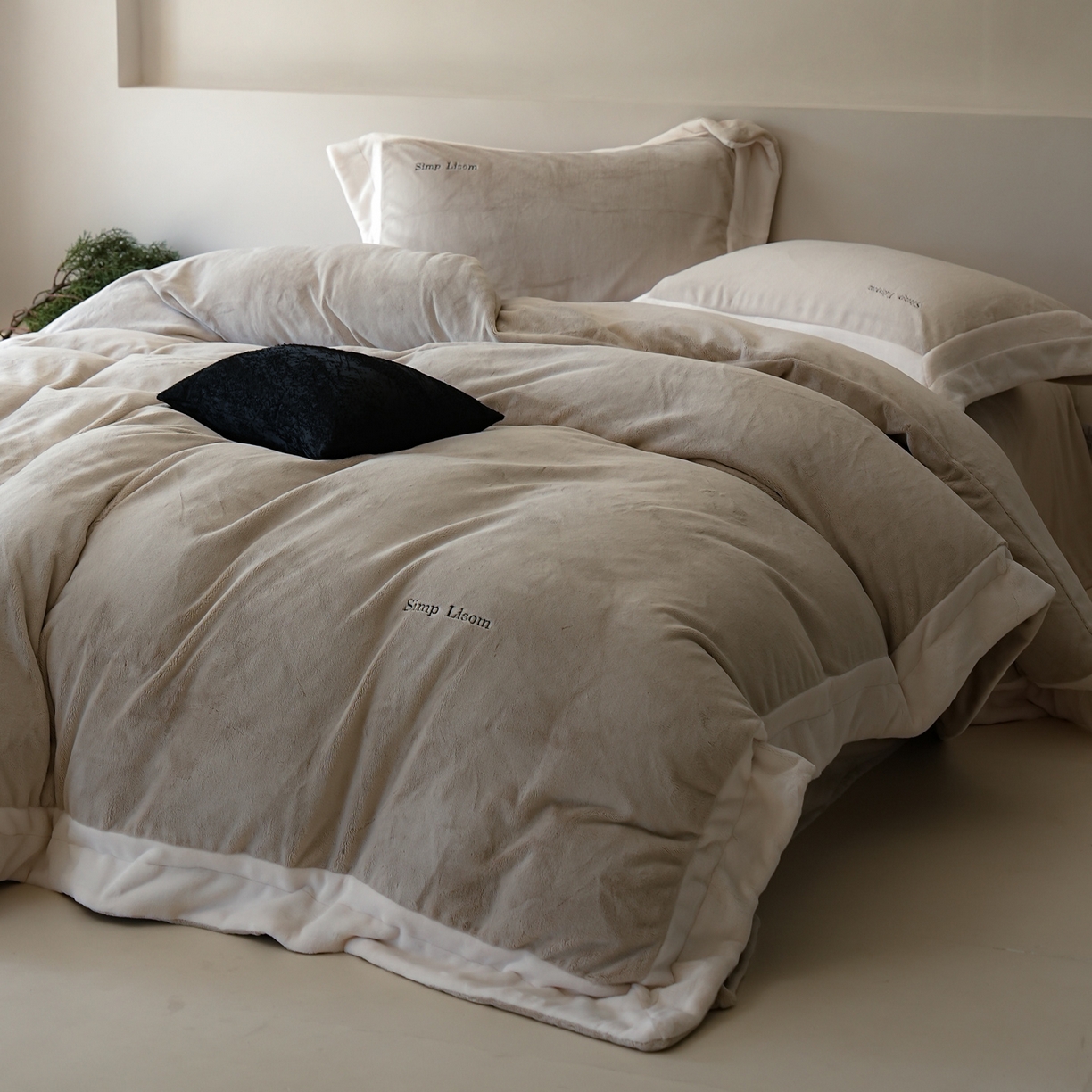 91家纺网 家纺一手货源 找家纺 简纯主义 2025新款270g全消光全工艺奶芙绒四件套-赫尔曼系列 【控价】：日常店铺券后价格：358/398 赫尔曼灰