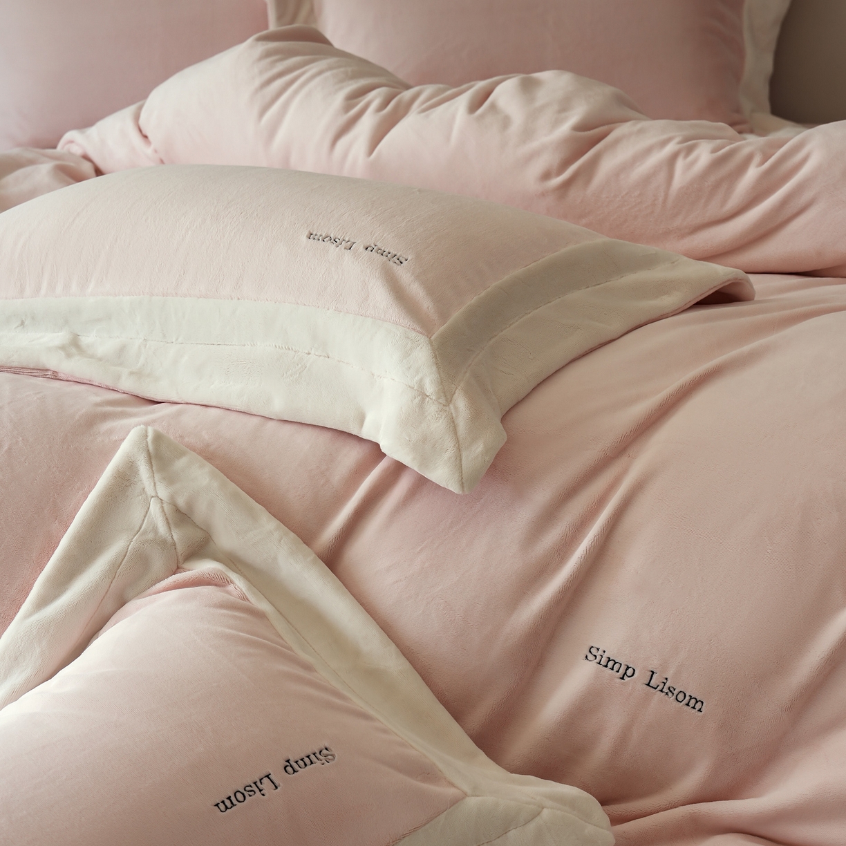 91家纺网 家纺一手货源 找家纺 简纯主义 2025新款270g全消光全工艺奶芙绒四件套-赫尔曼系列 【控价】：日常店铺券后价格：358/398 赫尔曼粉