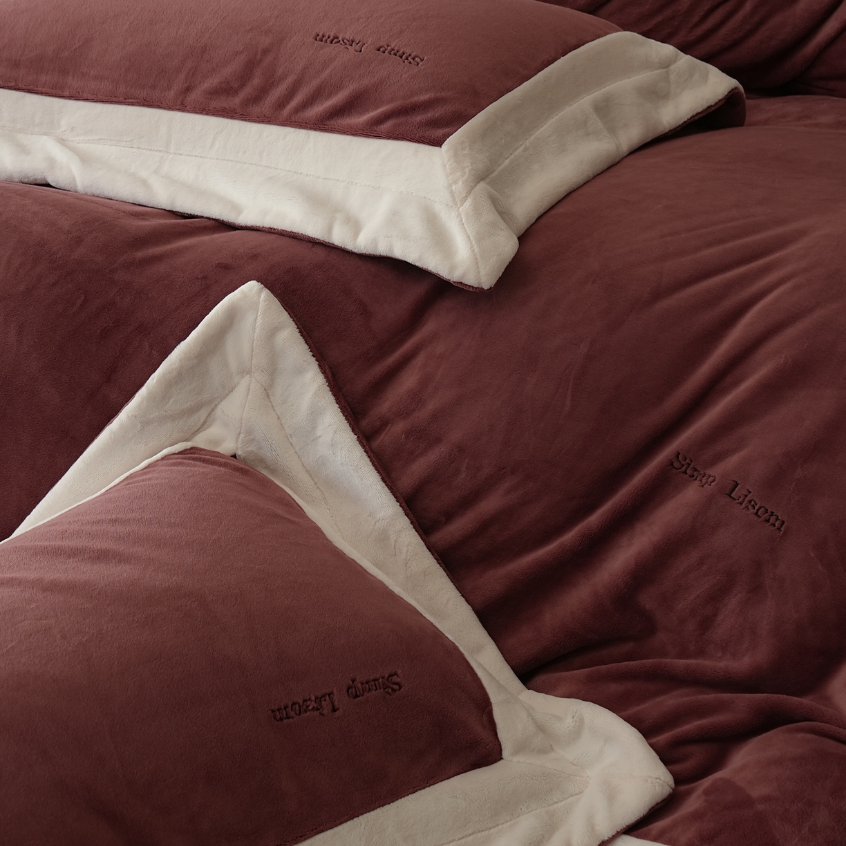 91家纺网 家纺一手货源 找家纺 简纯主义 2025新款270g全消光全工艺奶芙绒四件套-赫尔曼系列 【控价】：日常店铺券后价格：358/398 赫尔曼红