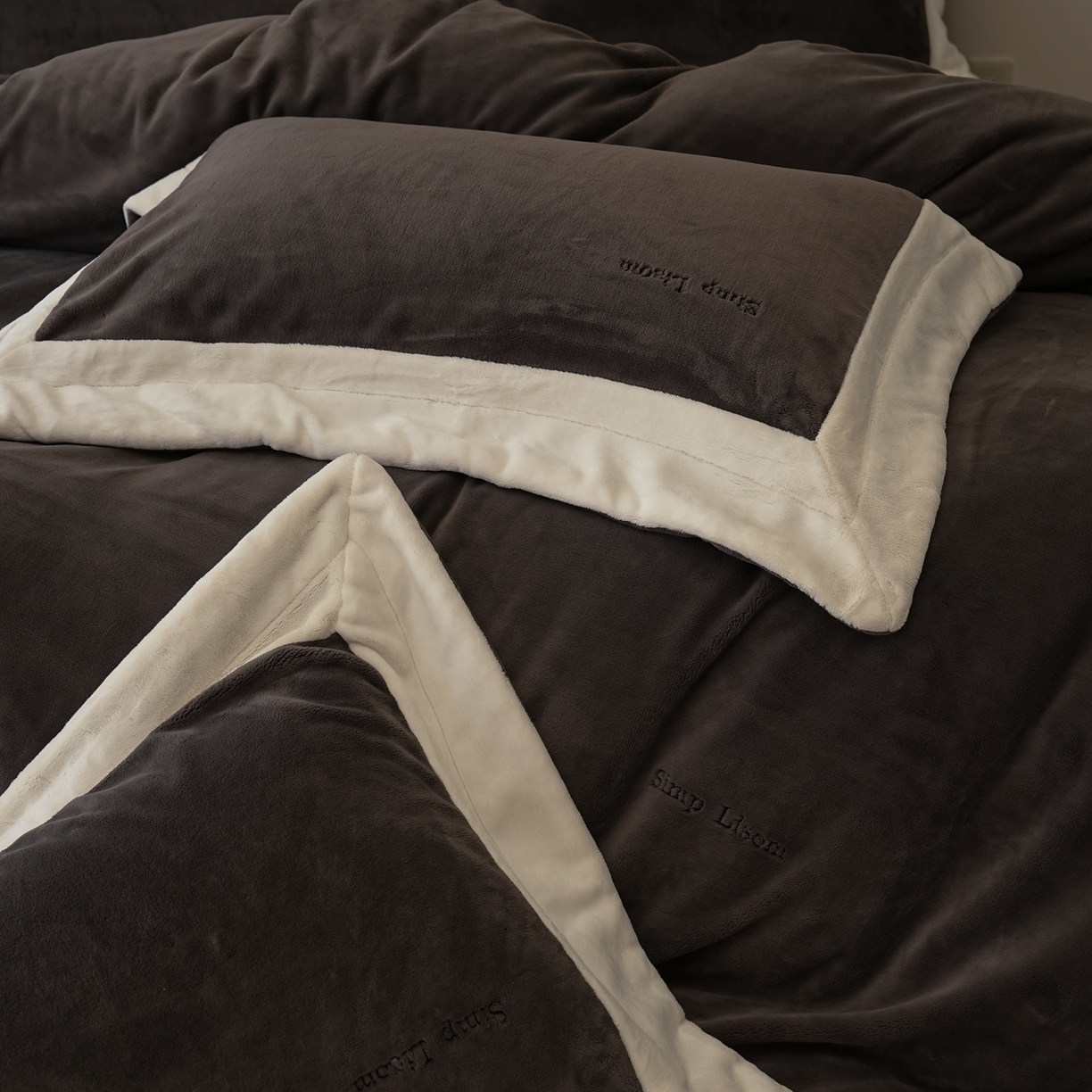 91家纺网 家纺一手货源 找家纺 简纯主义 2025新款270g全消光全工艺奶芙绒四件套-赫尔曼系列 【控价】：日常店铺券后价格：358/398 赫尔曼黑