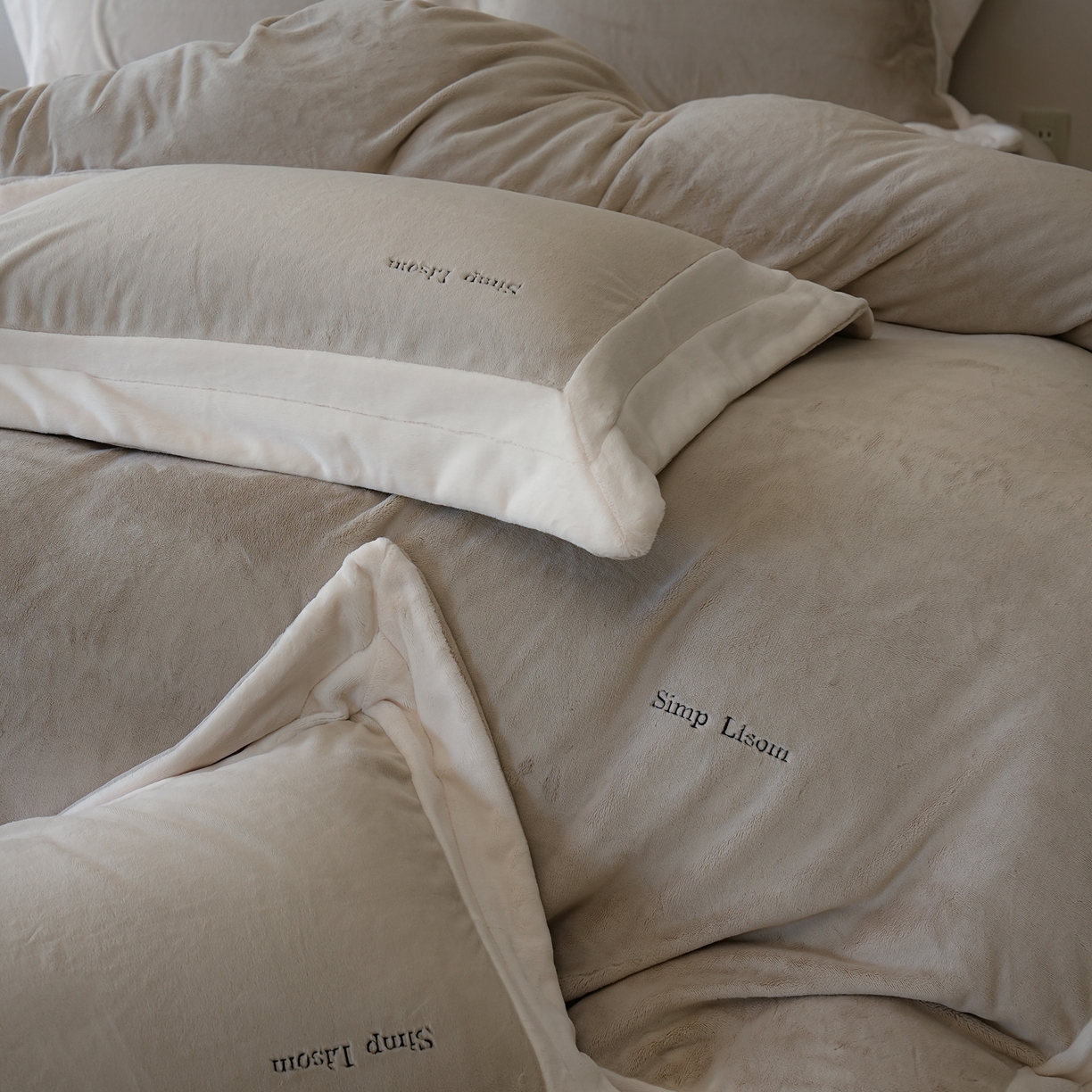 91家纺网 家纺一手货源 找家纺 简纯主义 2025新款270g全消光全工艺奶芙绒四件套-赫尔曼系列 【控价】：日常店铺券后价格：358/398 赫尔曼灰