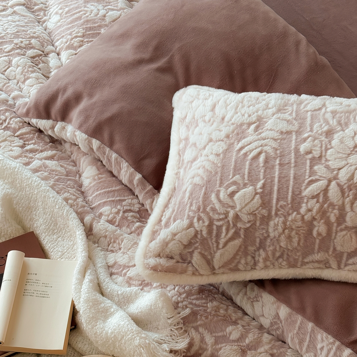 91家纺网 家纺一手货源 找家纺 （总）简纯主义 2025新款380g獭兔绒230g全消光全工艺牛奶绒四件套-椿晓 【控价】：日常店铺券后价格：258/328/348/328