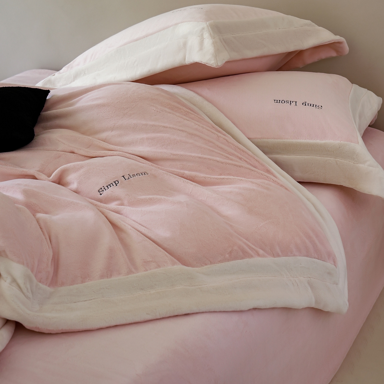 91家纺网 家纺一手货源 找家纺 简纯主义 2025新款270g全消光全工艺奶芙绒四件套-赫尔曼系列 【控价】：日常店铺券后价格：358/398 赫尔曼粉