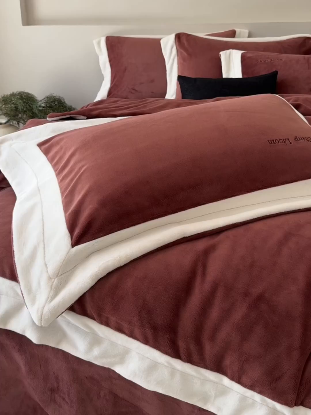 91家纺网 家纺一手货源 找家纺 简纯主义 2025新款270g全消光全工艺奶芙绒四件套-赫尔曼系列 【控价】：日常店铺券后价格：358/398 赫尔曼红