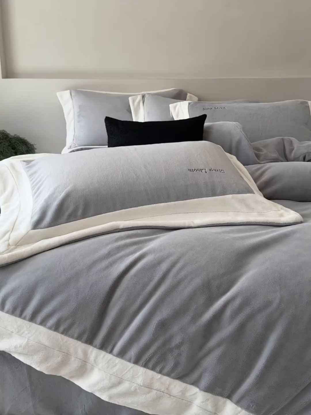 91家纺网 家纺一手货源 找家纺 简纯主义 2025新款270g全消光全工艺奶芙绒四件套-赫尔曼系列 【控价】：日常店铺券后价格：358/398 赫尔曼蓝