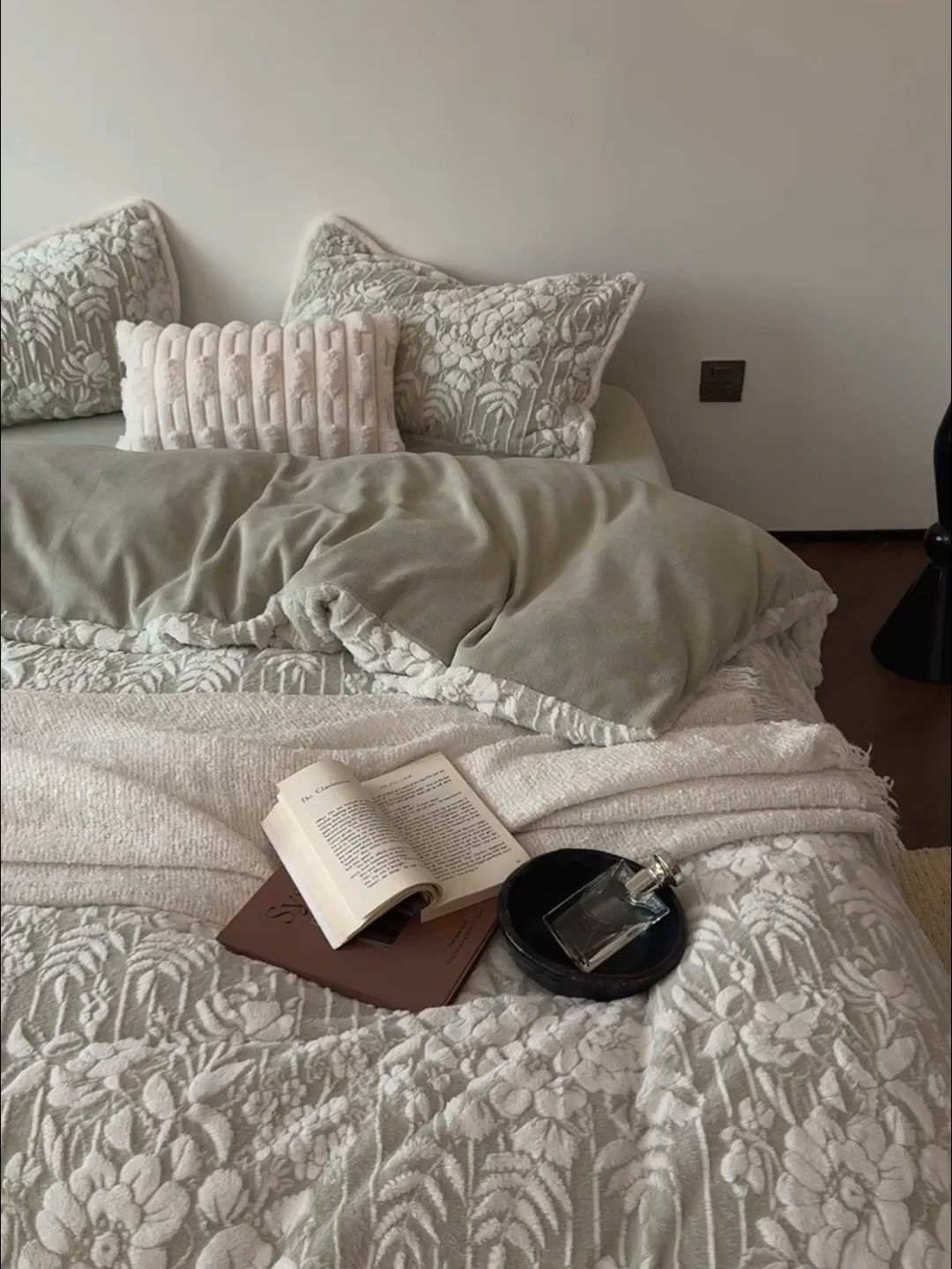 91家纺网 家纺一手货源 找家纺 简纯主义 2025新款380g獭兔绒230g全消光全工艺牛奶绒四件套-椿晓 【控价】：日常店铺券后价格：258/328/348/328 椿晓绿