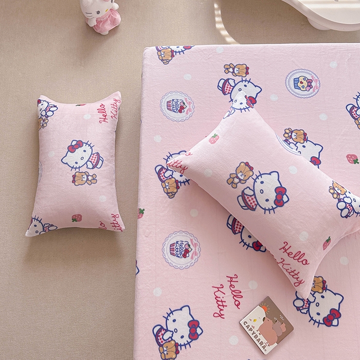 91家纺网 家纺一手货源 找家纺 爱丽丝 2025新款正版授权三丽鸥牛奶绒单品床笠枕套 草莓凯蒂