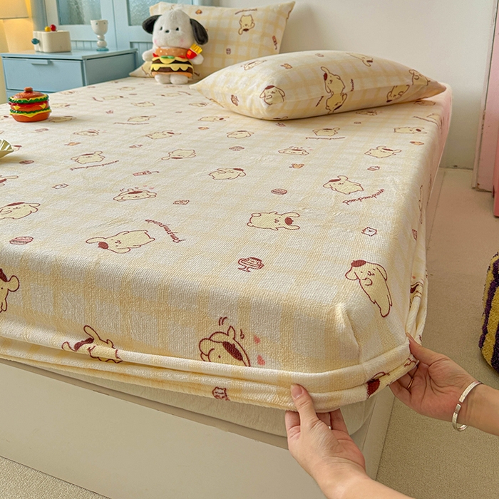 91家纺网 家纺一手货源 找家纺 爱丽丝 2025新款正版授权三丽鸥牛奶绒单品床笠枕套 焦糖布丁狗