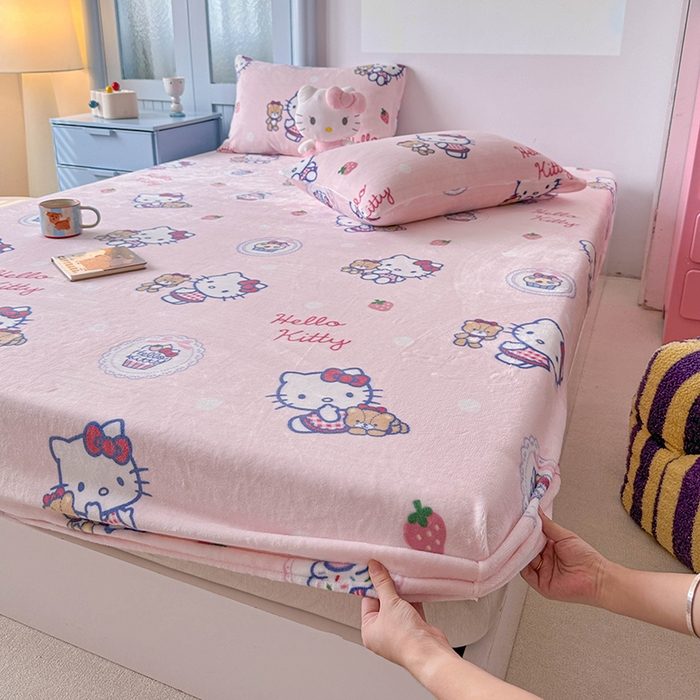 91家纺网 家纺一手货源 找家纺 爱丽丝 2025新款正版授权三丽鸥牛奶绒单品床笠枕套 草莓凯蒂