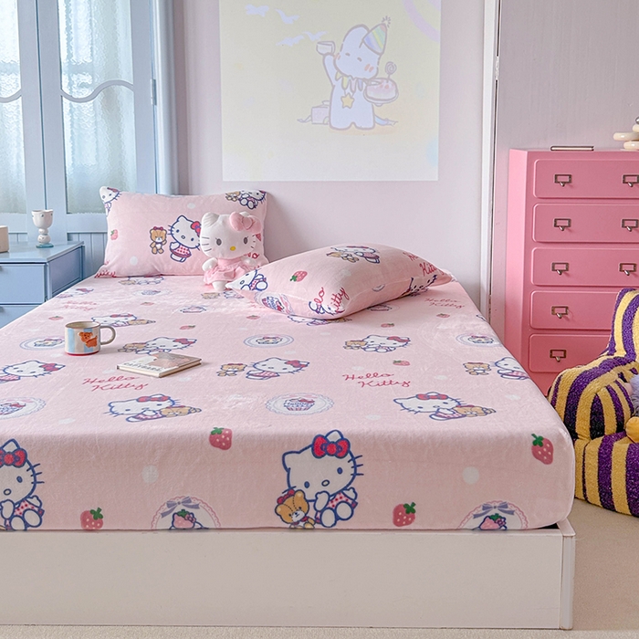 91家纺网 家纺一手货源 找家纺 爱丽丝 2025新款正版授权三丽鸥牛奶绒单品床笠枕套 草莓凯蒂