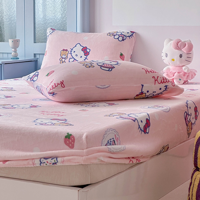 91家纺网 家纺一手货源 找家纺 爱丽丝 2025新款正版授权三丽鸥牛奶绒单品床笠枕套 草莓凯蒂