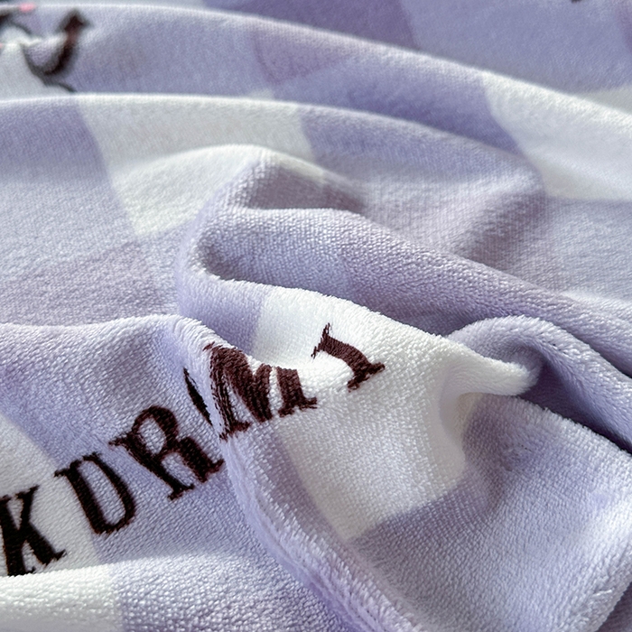 91家纺网 家纺一手货源 找家纺 爱丽丝 2025新款正版授权三丽鸥牛奶绒单品床笠枕套 格子库洛米