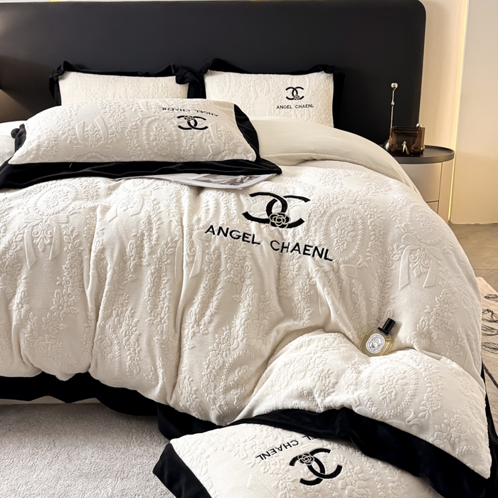 91家纺网 家纺一手货源 找家纺 KA家纺 2025冬季高克重绣花雕花牛奶绒四件套 相约奶昔白