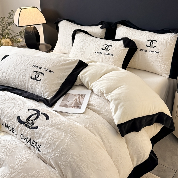 91家纺网 家纺一手货源 找家纺 KA家纺 2025冬季高克重绣花雕花牛奶绒四件套 相约奶昔白