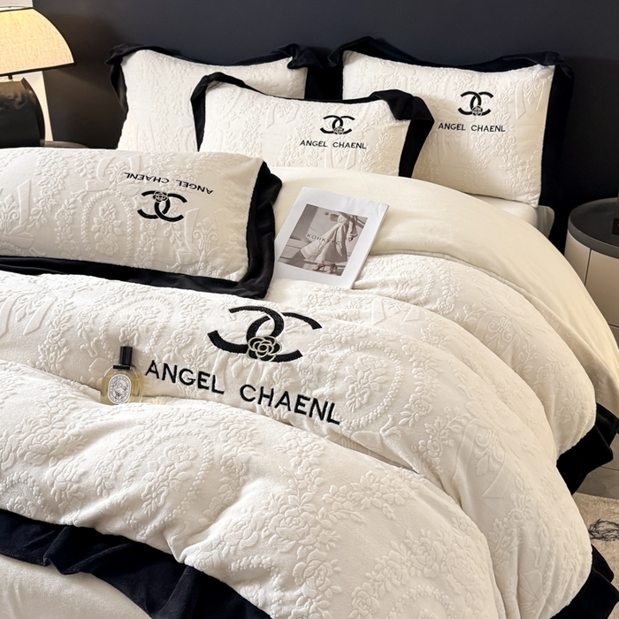 91家纺网 家纺一手货源 找家纺 KA家纺 2025冬季高克重绣花雕花牛奶绒四件套 相约奶昔白