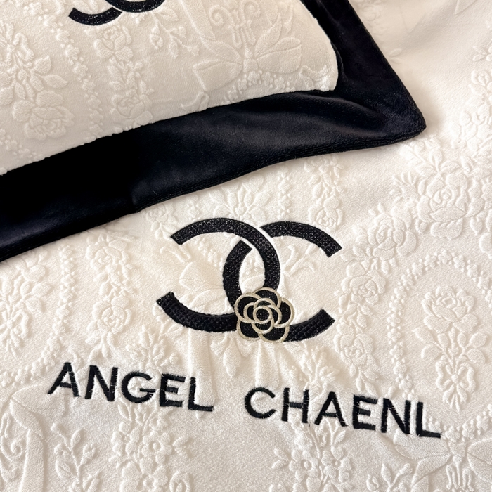 91家纺网 家纺一手货源 找家纺 KA家纺 2025冬季高克重绣花雕花牛奶绒四件套 相约奶昔白