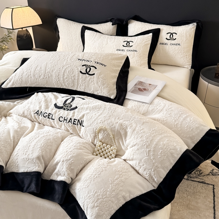 91家纺网 家纺一手货源 找家纺 KA家纺 2025冬季高克重绣花雕花牛奶绒四件套 相约奶昔白