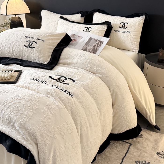 91家纺网 家纺一手货源 找家纺 KA家纺 2025冬季高克重绣花雕花牛奶绒四件套 相约奶昔白