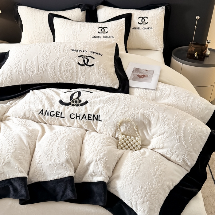 91家纺网 家纺一手货源 找家纺 KA家纺 2025冬季高克重绣花雕花牛奶绒四件套 相约奶昔白