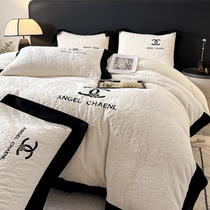 91家纺网 家纺一手货源 找家纺 KA家纺 2025冬季高克重绣花雕花牛奶绒四件套 相约奶昔白