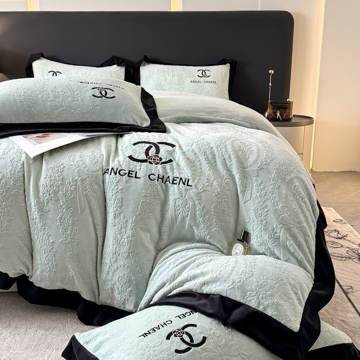 91家纺网 家纺一手货源 找家纺 KA家纺 2025冬季高克重绣花雕花牛奶绒四件套 相约蓝