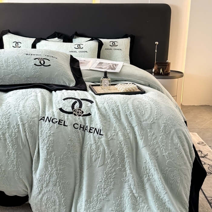 91家纺网 家纺一手货源 找家纺 KA家纺 2025冬季高克重绣花雕花牛奶绒四件套 相约蓝