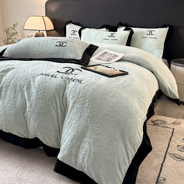 91家纺网 家纺一手货源 找家纺 KA家纺 2025冬季高克重绣花雕花牛奶绒四件套 相约蓝