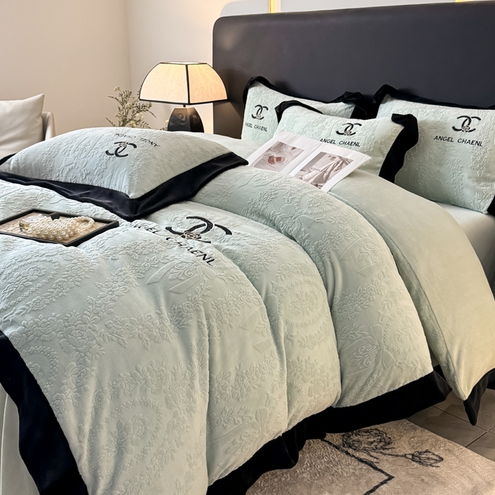 91家纺网 家纺一手货源 找家纺 KA家纺 2025冬季高克重绣花雕花牛奶绒四件套 相约蓝