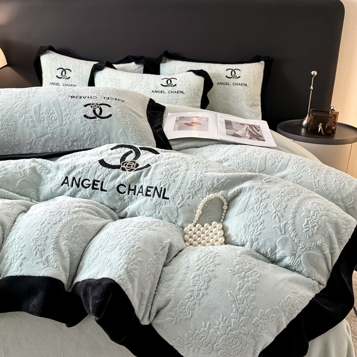 91家纺网 家纺一手货源 找家纺 KA家纺 2025冬季高克重绣花雕花牛奶绒四件套 相约蓝