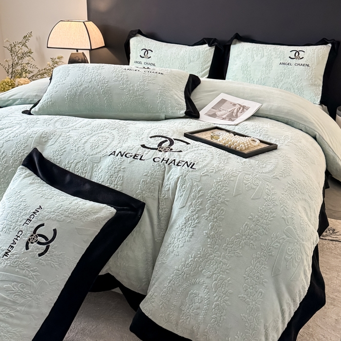 91家纺网 家纺一手货源 找家纺 KA家纺 2025冬季高克重绣花雕花牛奶绒四件套 相约蓝